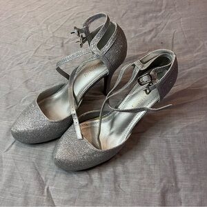 Dream pairs silver glitter pumps size 8